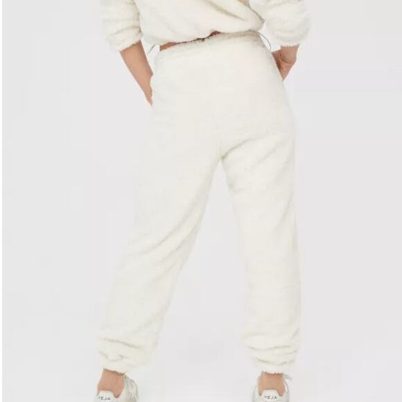 OFFLINE By Aerie Women's Fluffy Sherpa Cool White NWT Teddy Jogger Pants Size L - Picture 2 of 12